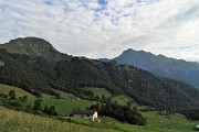 12 I verdi prati dei Piani di Ceresola con Monte Toro a sx e Tra Signori a dx